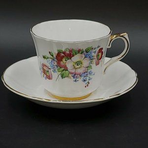 Royal Windsor Teacup & Saucer Made In England Bone China Gold Trim Antique 1950s